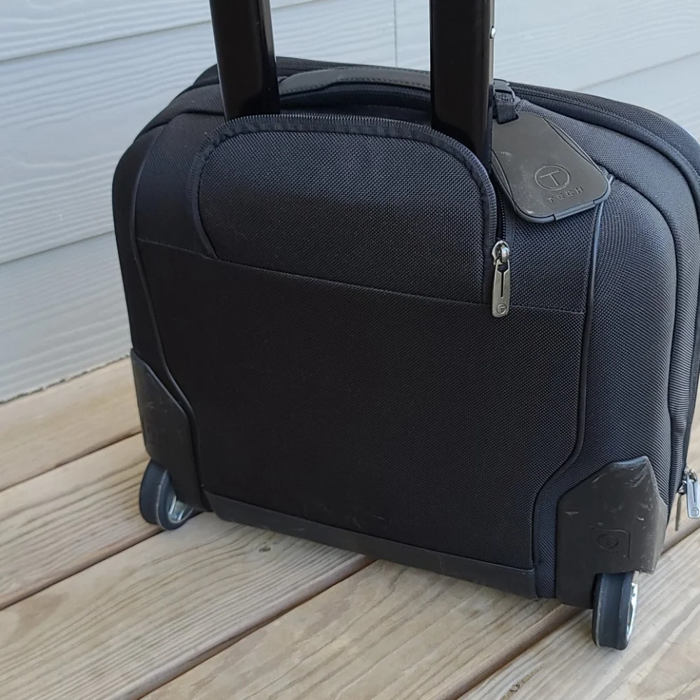 7/1  TUMI T TECH ROLLER
